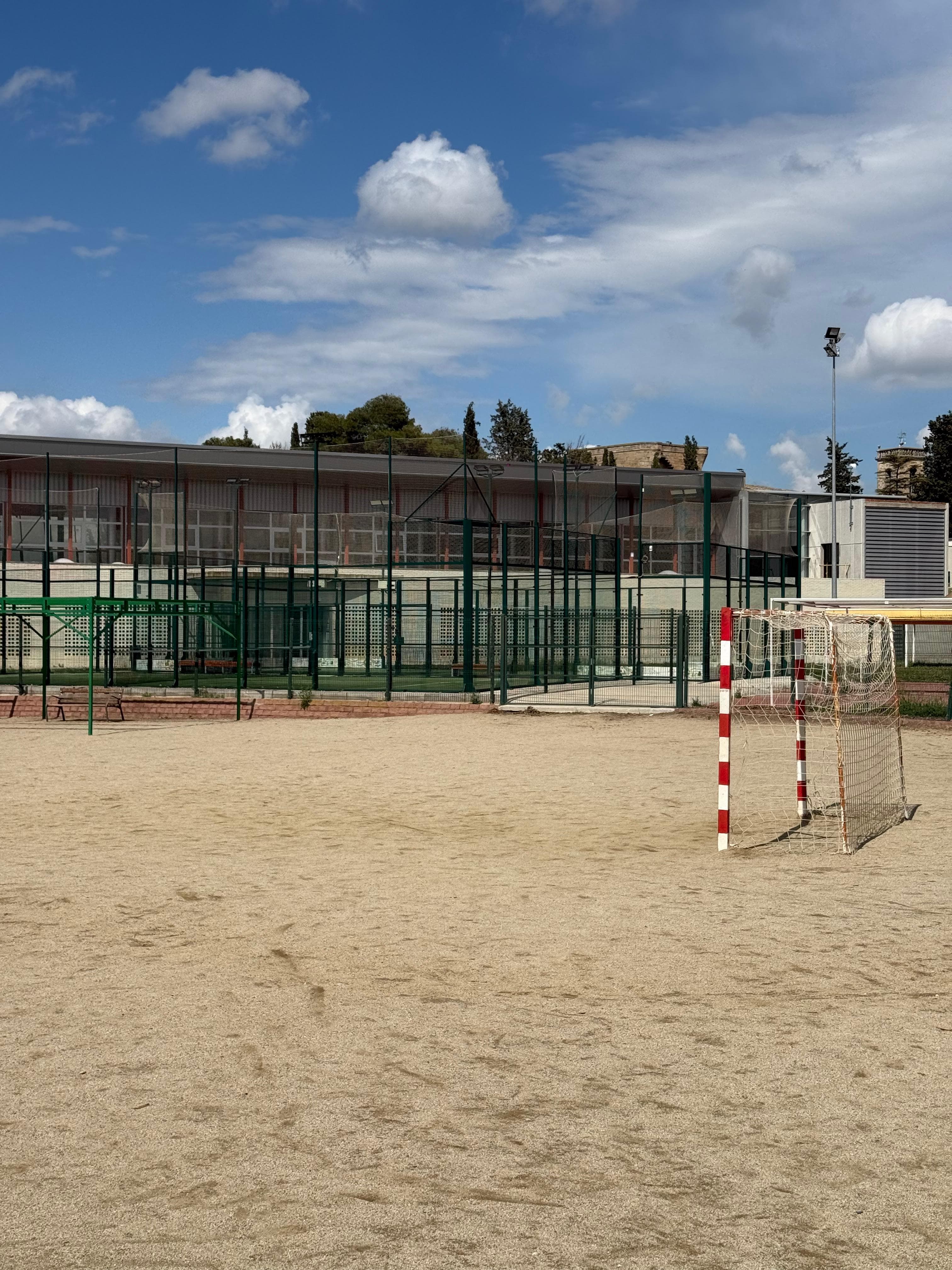 Pista de sorra i pistes de pàdel