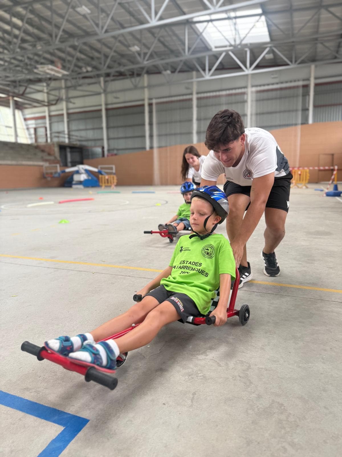 Nen en kart al pavelló amb monitor