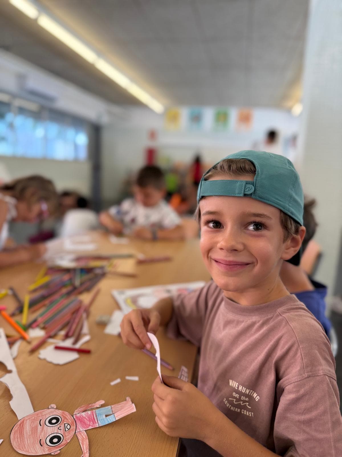 Nen fent manualitats a classe