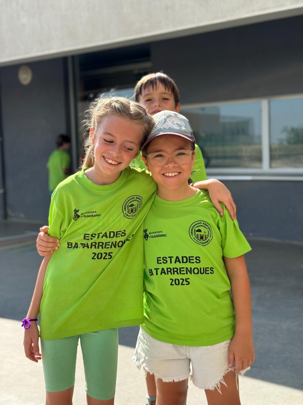 Amigues amb la samarreta de les Estades Batarrenques