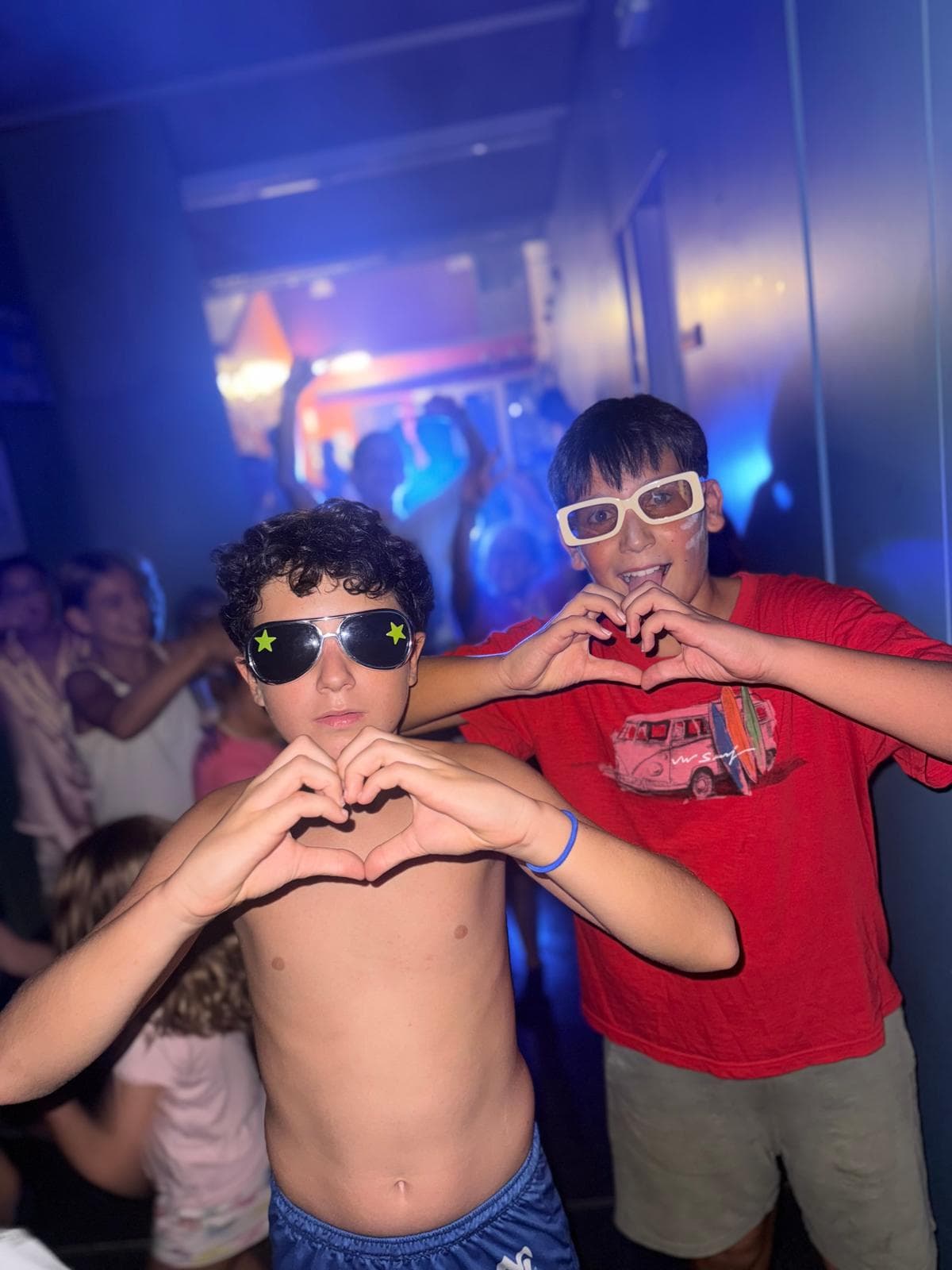 Nens a la festa de nit amb llums de neó