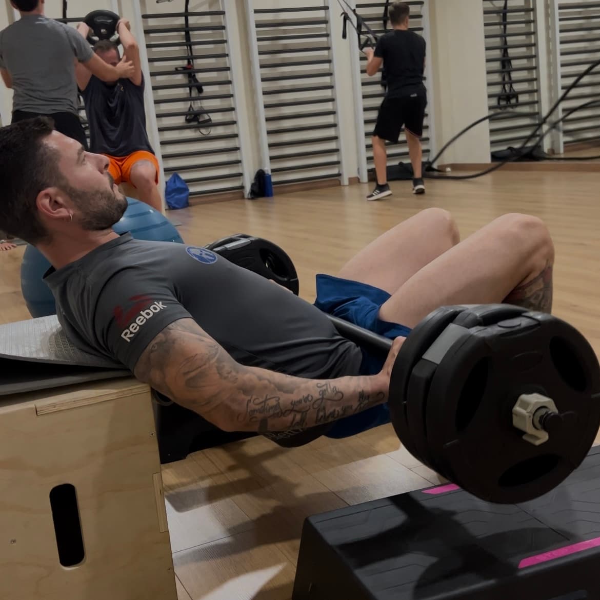 Exercici de hip thrust amb mancuernes