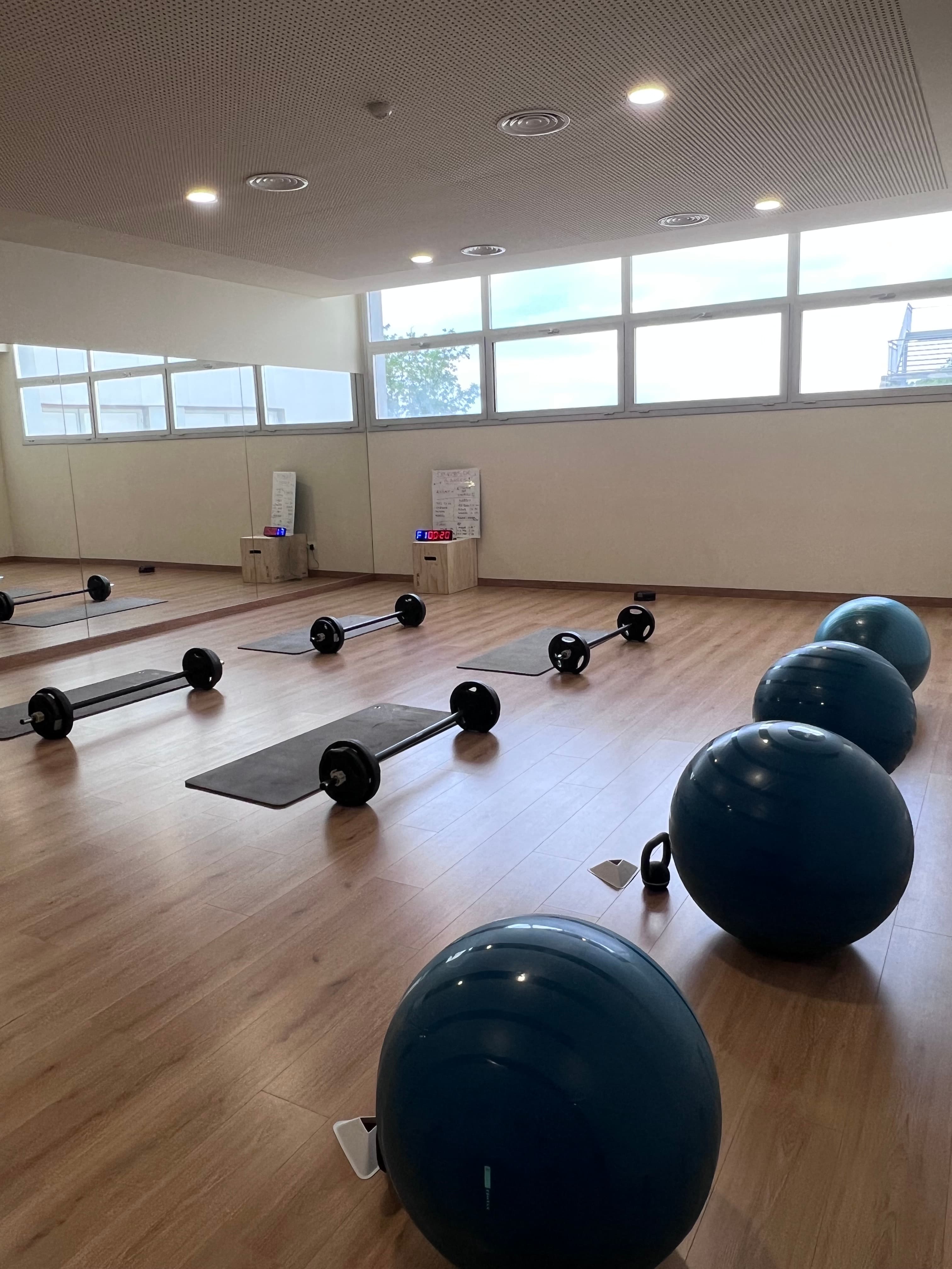 Sala d'activitats dirigides amb pilotes i barres