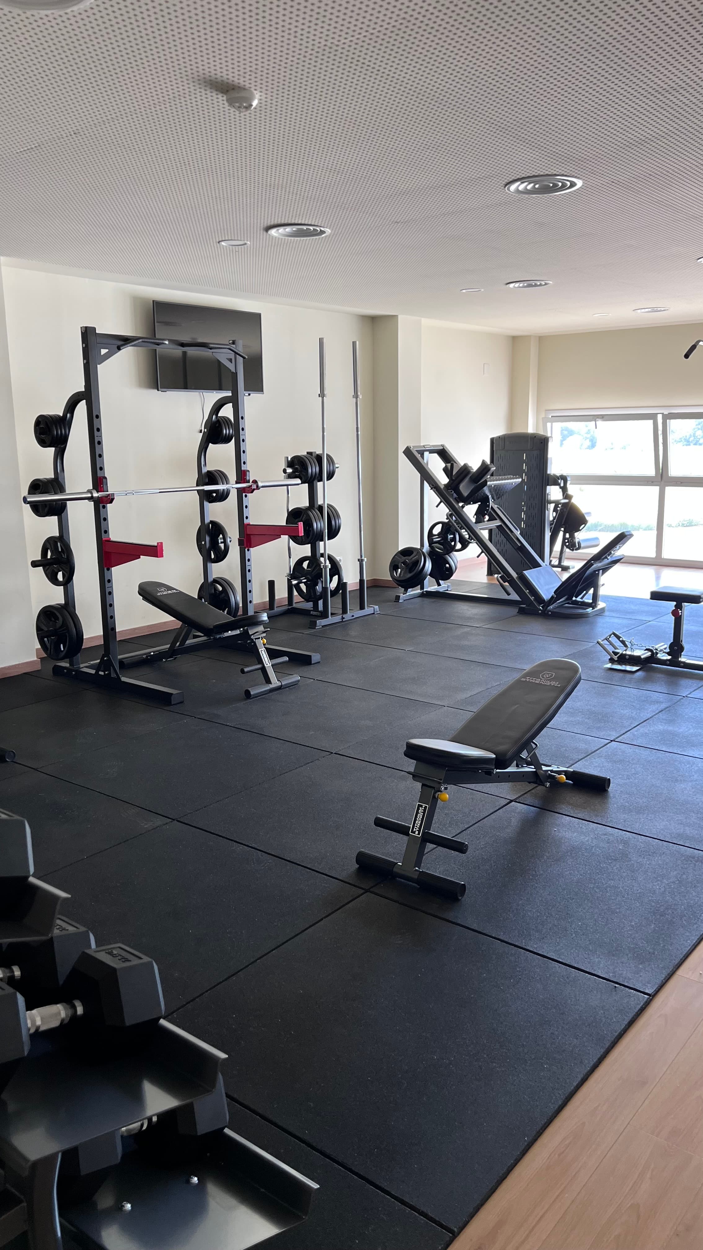 Sala de fitness amb màquines