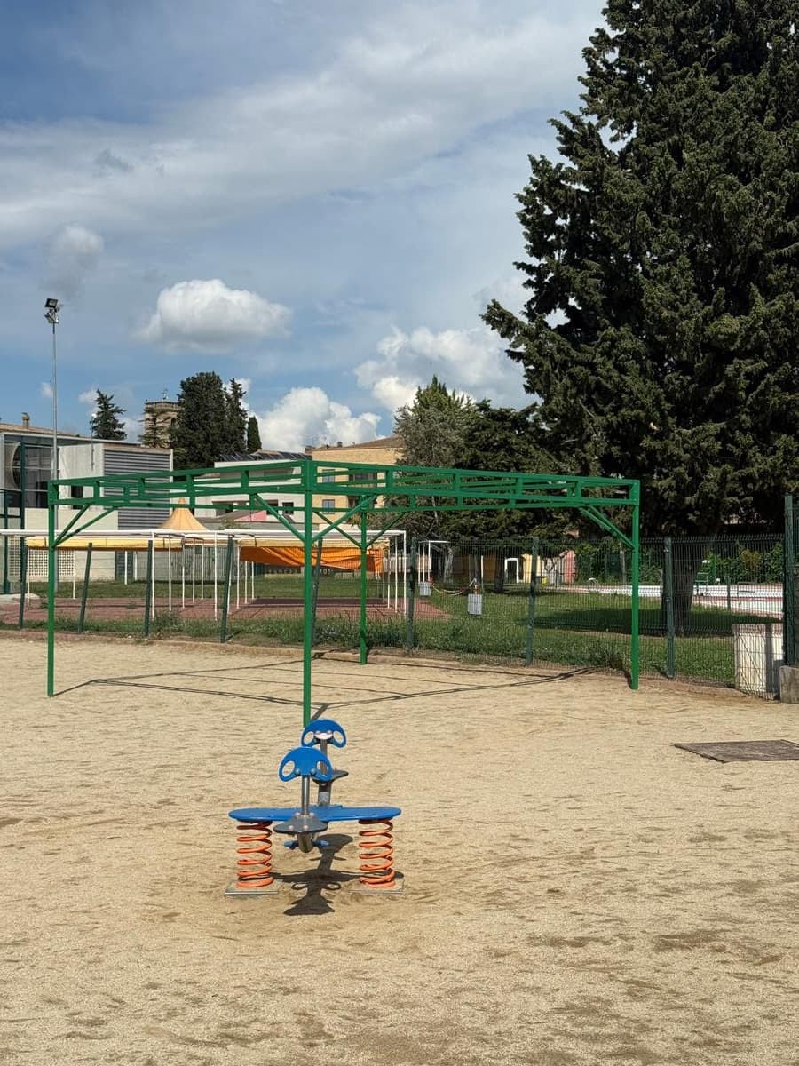 Parc infantil amb gronxadors i jocs