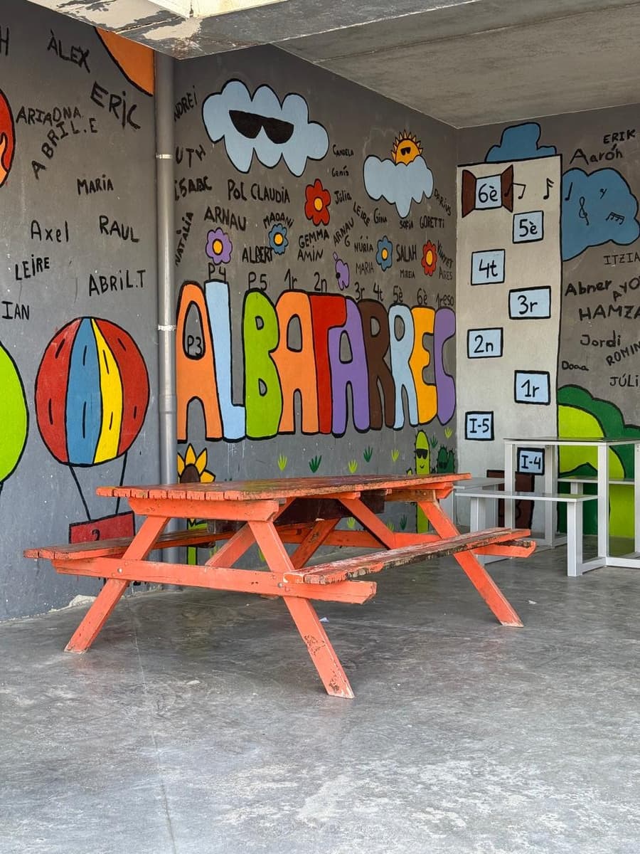Pati amb mural colorit pintat pels nens