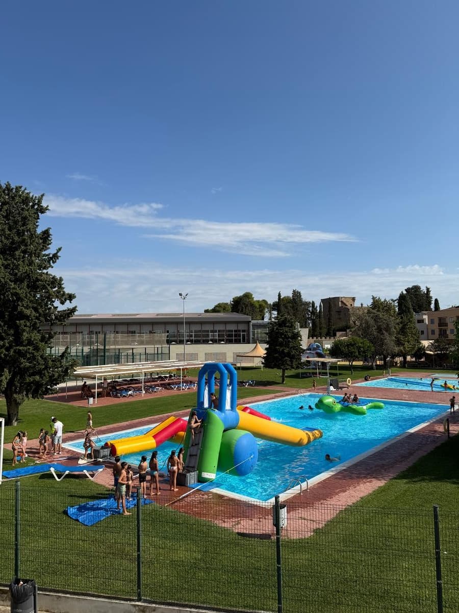 Piscina amb inflables i tobogans d'aigua