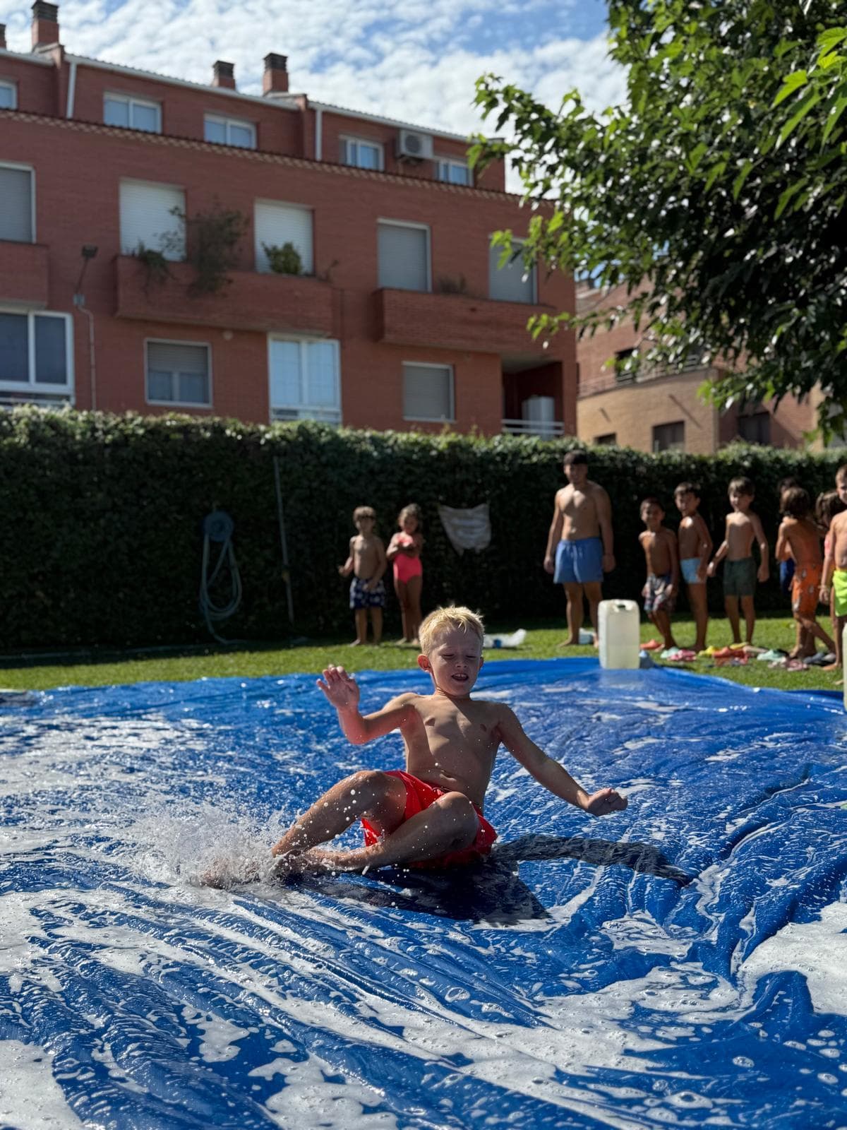 Nen lliscant per la lona amb escuma