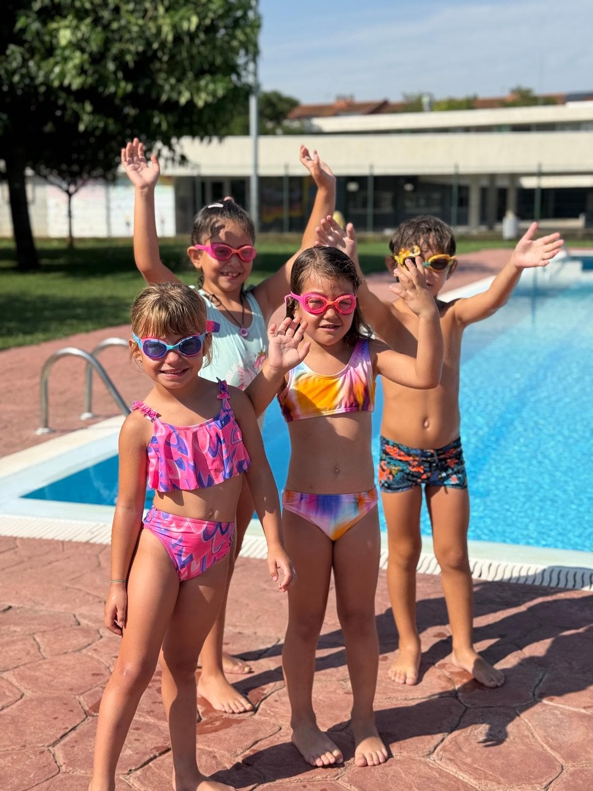 Nens petits amb ulleres de busseig a la piscina