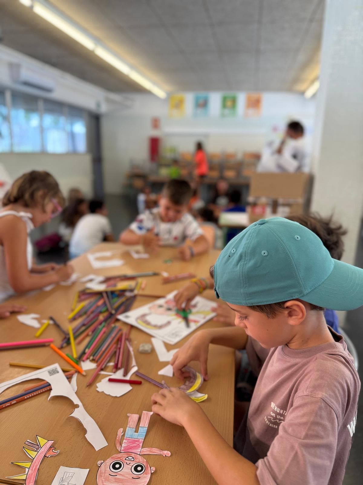 Nens fent manualitats al taller